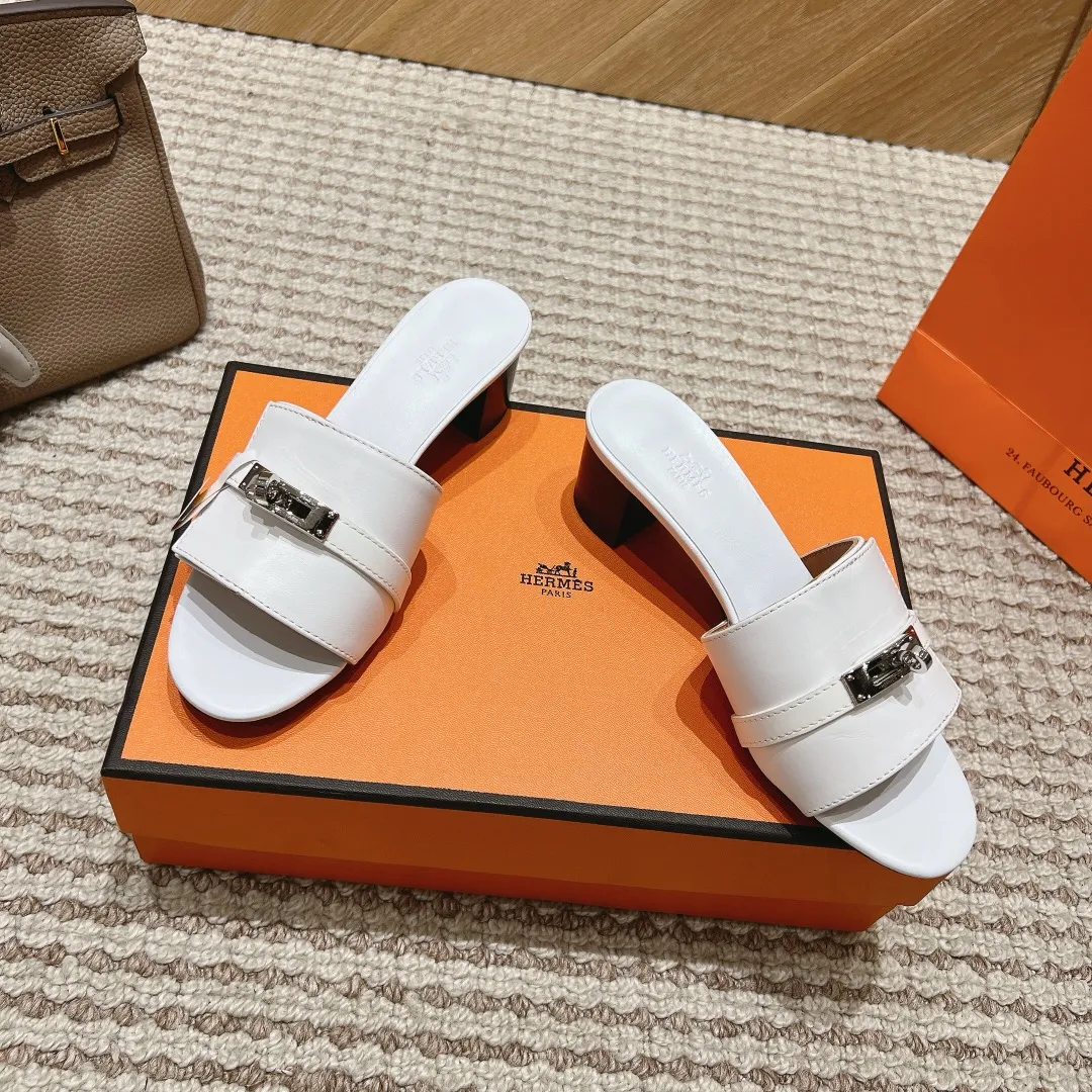 👟👟Ex-factory price 540👟👟 High version of the 2024 spring and summer new HERMES Hermès counter new style. The wedge-heeled Erjiu sandals and slippers, which have been extremely popular recently, are paired with various colorful socks. They are very trendy. Upper: cowhide. Outsole: technological imitation wood sole. Heel height: about 7cm. Size: Female 35-41 (40/41 non-refundable and non-exchangeable)